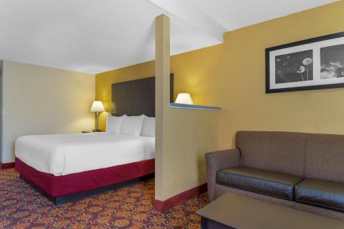 a hotel room with a bed and a couch at Best Western Benton Inn in Benton