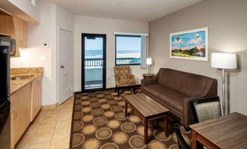 uma sala de estar com um sofá e uma mesa em Best Western New Smyrna Beach Hotel & Suites em New Smyrna Beach