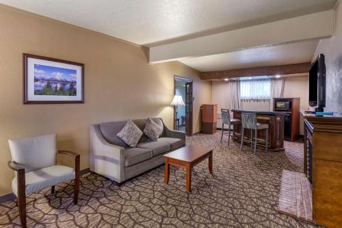 Χώρος καθιστικού στο Best Western Dunmar Inn