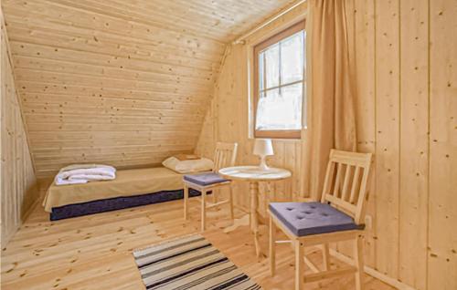 Habitación con cama, mesa y sillas. en Beautiful Home In Dabki, Bobolin With Kitchen, en Bobolin