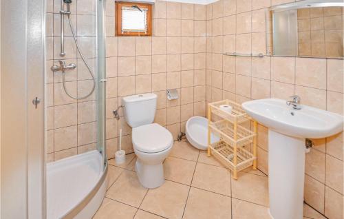 y baño con aseo, lavabo y ducha. en Beautiful Home In Dabki, Bobolin With Kitchen, en Bobolin