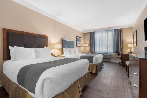 Postel nebo postele na pokoji v ubytování Best Western Plus Revelstoke