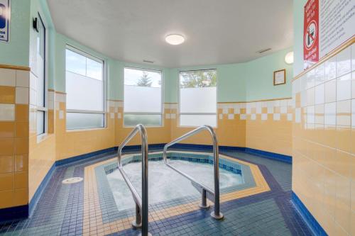 La salle de bains est pourvue d'un bain à remous. dans l'établissement Best Western PLUS Chemainus Inn, à Chemainus