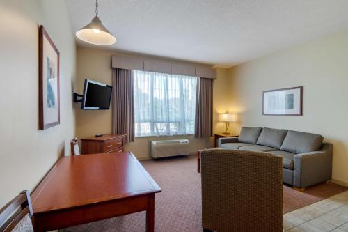 a living room with a couch and a table at Best Western PLUS Chemainus Inn in Chemainus