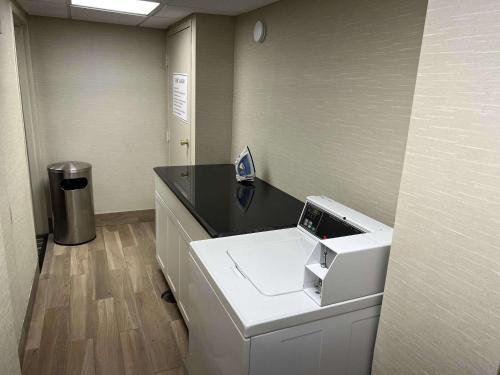 an empty office with a cash counter and a cash register at Best Western Williamsburg Historic District in Williamsburg