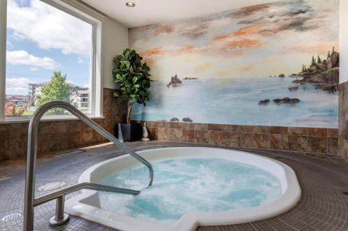 uma banheira na casa de banho com uma grande janela em Best Western Plus Edmundston em Edmundston