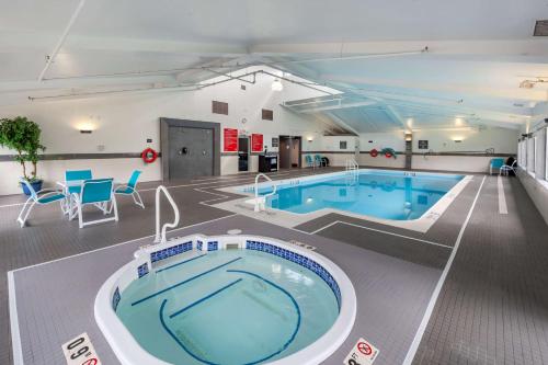 une grande piscine avec bain à remous dans un bâtiment dans l'établissement Best Western Plus West Edmonton, à Edmonton