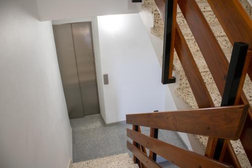 klatka schodowa z drewnianą poręczą i klatką schodową w obiekcie PUESTA DE SOL RENTALS 2AJ w mieście Playa de San Juan