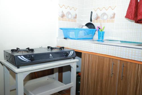 uma cozinha com um fogão e uma bancada em Executive studio in Ruiru em Ruiru