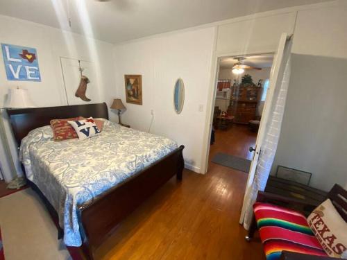 - une chambre avec un lit et un escalier dans l'établissement 11th St. Casa Blanca Bandera, TX., à Bandera