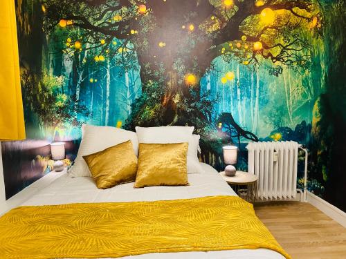 een slaapkamer met een bed met een muurschildering van bomen bij ATYPIQUE - Rêvez à 20min de PARIS - PARKING GRATUIT in Argenteuil