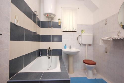 La salle de bains est pourvue d'une baignoire, de toilettes et d'un lavabo. dans l'établissement Apartment Orebic 4546c, à Orebić