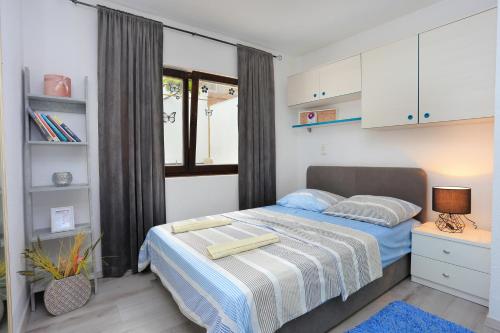 Posteľ alebo postele v izbe v ubytovaní Apartments with a parking space Mastrinka, Ciovo - 4324