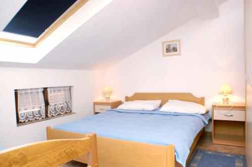 Postel nebo postele na pokoji v ubytování Family friendly seaside apartments Vlasici, Pag - 4319