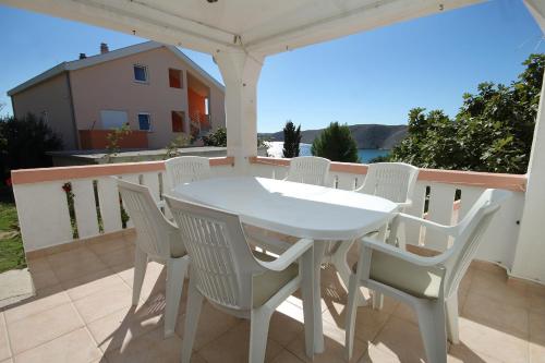 een witte tafel en stoelen op een balkon bij Family friendly seaside apartments Vlasici, Pag - 4319 in Vlašići