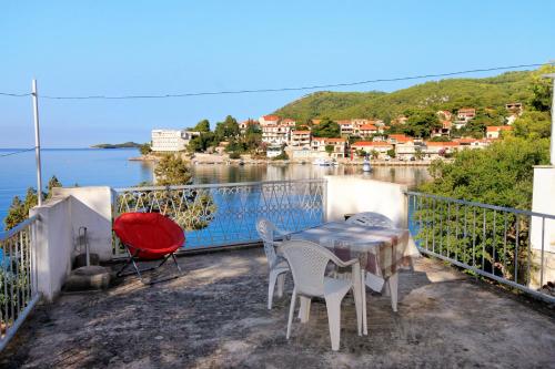 stół i krzesła na balkonie z widokiem na wodę w obiekcie Apartments by the sea Brna, Korcula - 5902 w mieście Smokvica