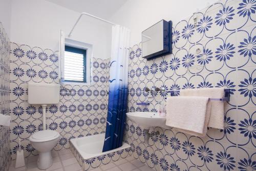 Kúpeľňa v ubytovaní Apartments by the sea Brodarica, Sibenik - 5736