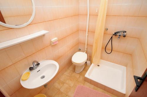 uma pequena casa de banho com lavatório e WC em Apartments with a parking space Stari Grad, Hvar - 5724 em Stari Grad