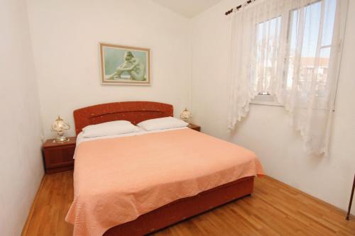1 dormitorio con cama y ventana en Apartments by the sea Sucuraj, Hvar - 5680 en Sućuraj