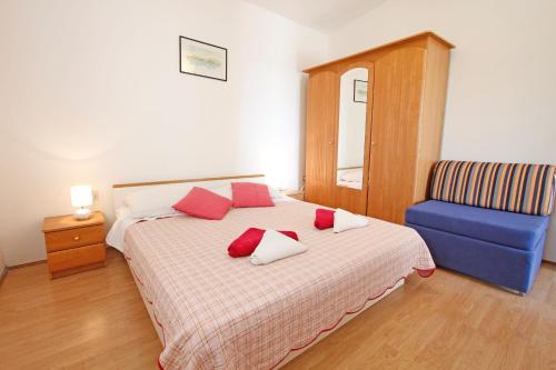 Ένα ή περισσότερα κρεβάτια σε δωμάτιο στο Apartments with parking space Nin, Zadar - 5797