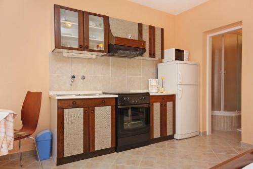 y cocina con fogones y nevera. en Apartments with a parking space Stari Grad, Hvar - 5730, en Stari Grad