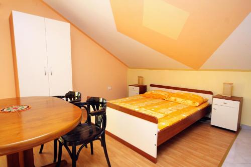 - une chambre avec un lit et une table à manger dans l'établissement Studio Bibinje 5741a, à Bibinje