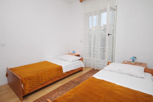 Säng eller sängar i ett rum på Apartments by the sea Tkon, Pasman - 5825