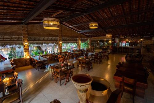 an overhead view of a restaurant with tables and chairs at Hotel Pousada Rancho das Dunas in Santo Amaro