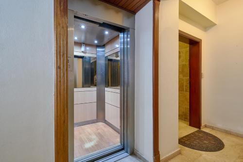eine Glastür in einem Zimmer mit ebenerdiger Dusche in der Unterkunft Harmony Apartament in the Heart of Piantini in Santo Domingo