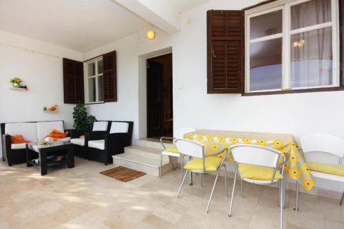 ein Wohnzimmer mit einem Tisch und Stühlen in der Unterkunft Apartments by the sea Ivan Dolac, Hvar - 5709 in Ivan Dolac