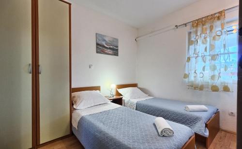 เตียงในห้องที่ Apartments by the sea Basina, Hvar - 5699