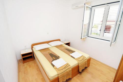 Apartments with a parking space Hvar - 5701