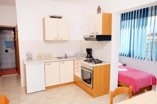 Apartments with a parking space Hvar - 5701