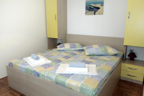 sypialnia z łóżkiem i dwoma ręcznikami na nim w obiekcie Apartments and rooms with parking space Hvar - 4613 w Hvarze