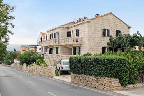 Apartments with parking space Supetar, Brac - 5676
