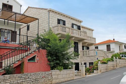 Apartments with parking space Supetar, Brac - 5676
