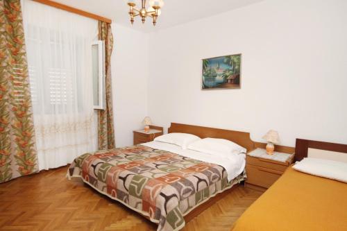 Apartments with parking space Supetar, Brac - 5676