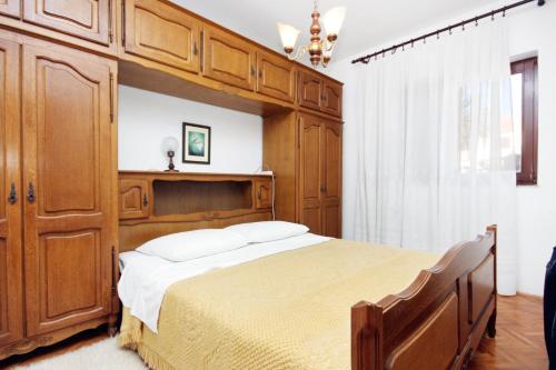 Posteľ alebo postele v izbe v ubytovaní Apartments by the sea Biograd na Moru, Biograd - 5845