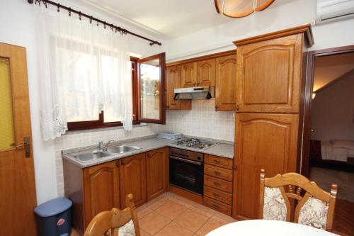 Kuchyňa alebo kuchynka v ubytovaní Apartments by the sea Biograd na Moru, Biograd - 5845