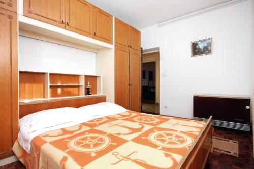 - une chambre avec un grand lit et une télévision à écran plat dans l'établissement Apartments with a parking space Biograd na Moru, Biograd - 5899, à Biograd na Moru