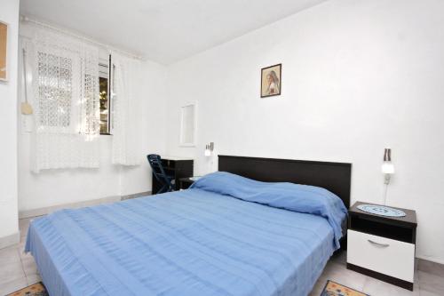Postel nebo postele na pokoji v ubytování Apartments by the sea Sukosan, Zadar - 5819