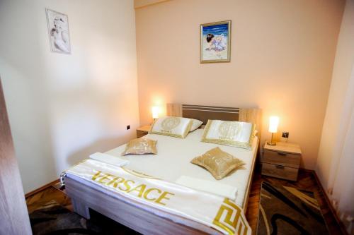 - une chambre avec un lit et 2 oreillers dans l'établissement Apartments with a parking space Sukosan, Zadar - 5897, à Sukošan