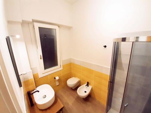 een badkamer met een toilet, een wastafel en een douche bij Camera Olbia Centro, vacanze Olbia e dintorni in Olbia