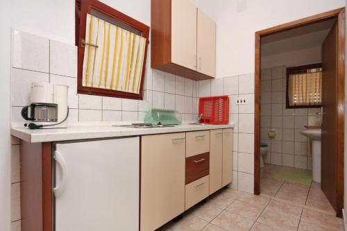 Kuchyň nebo kuchyňský kout v ubytování Apartments by the sea Bibinje, Zadar - 5866
