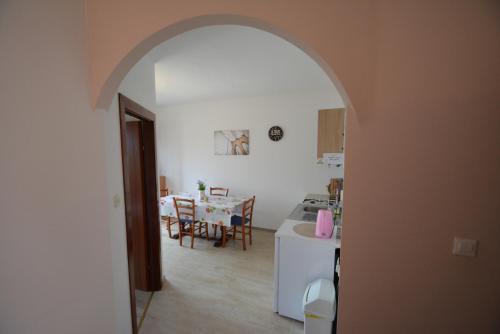 een keuken en eetkamer met een boog in een huis bij Apartment Kozino 5893a in Kožino