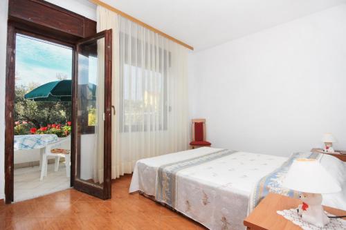Posteľ alebo postele v izbe v ubytovaní Apartments with parking spaces Sukosan, Zadar - 5777