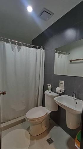 Ένα μπάνιο στο Acacia Garden Inn and Suites