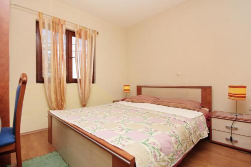 1 dormitorio con 1 cama, 1 silla y 1 ventana en Apartments by the sea Bibinje, Zadar - 5769 en Bibinje