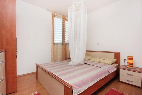 sypialnia z łóżkiem z baldachimem w obiekcie Apartment Bibinje 5769c w Bibinje