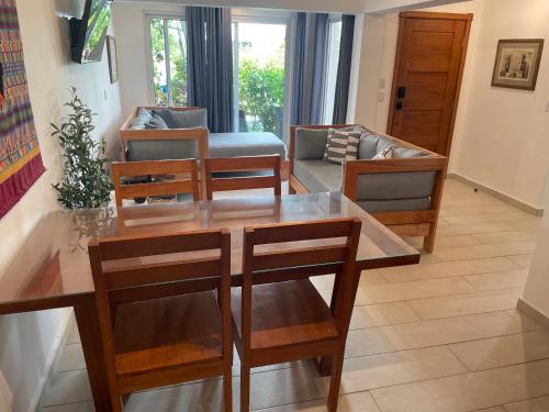 Χώρος καθιστικού στο Kite Beach Oceanfront Big Full One Bedroom